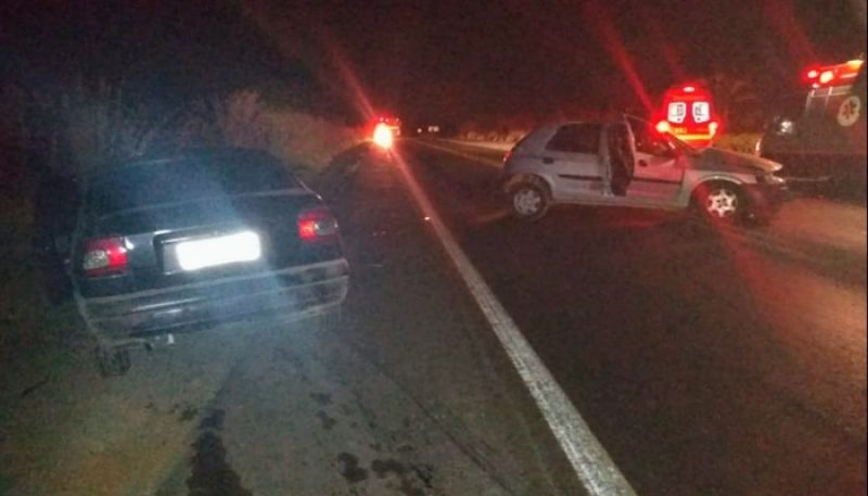 Acidente entre carros deixa três pessoas feridas na BR-354 