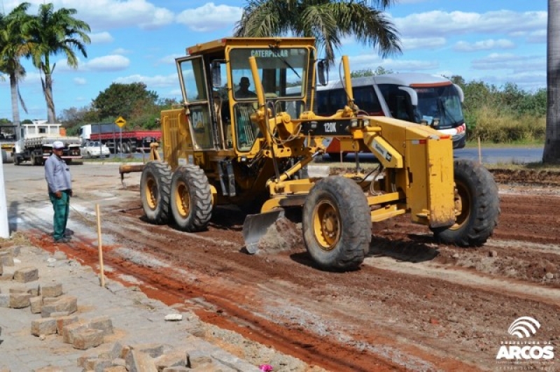 Reivindicação Antiga: Governo de Arcos inicia obras de recuperação asfáltica da Avenida Marginal I