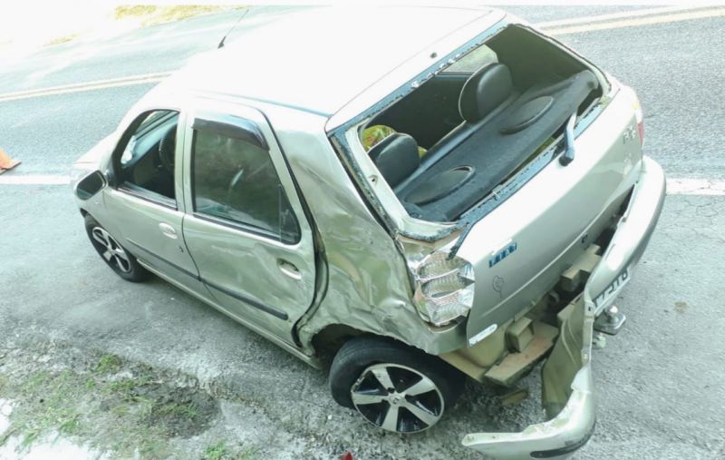 Colisão entre carro e caminhão na MG 050