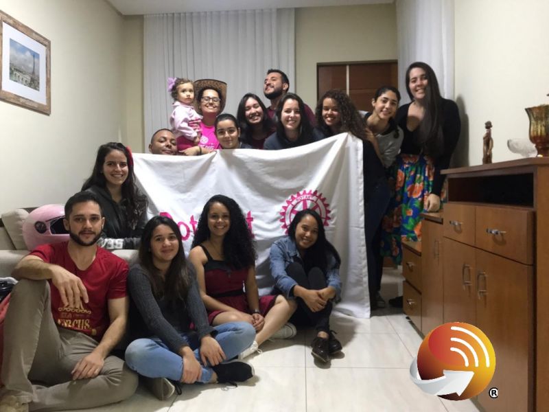 Jovens do Rotaract Club de Arcos fazem distribuição de caldo de feijão e torrada em bairros de Arcos 