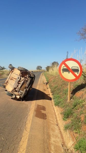 Em Bambuí - Carro capota após motorista perder o controle da direção 