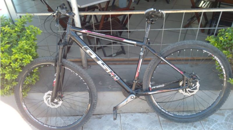 Em Arcos - Ciclista sofre acidente ao atravessar o sinal vermelho 