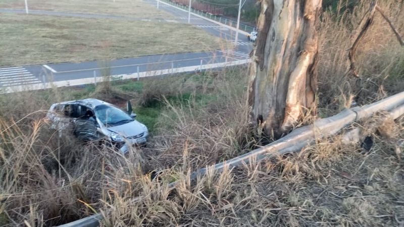 Condutora perde controle de seu veículo ao entrar na curva e cai do viaduto sobre a FCA 