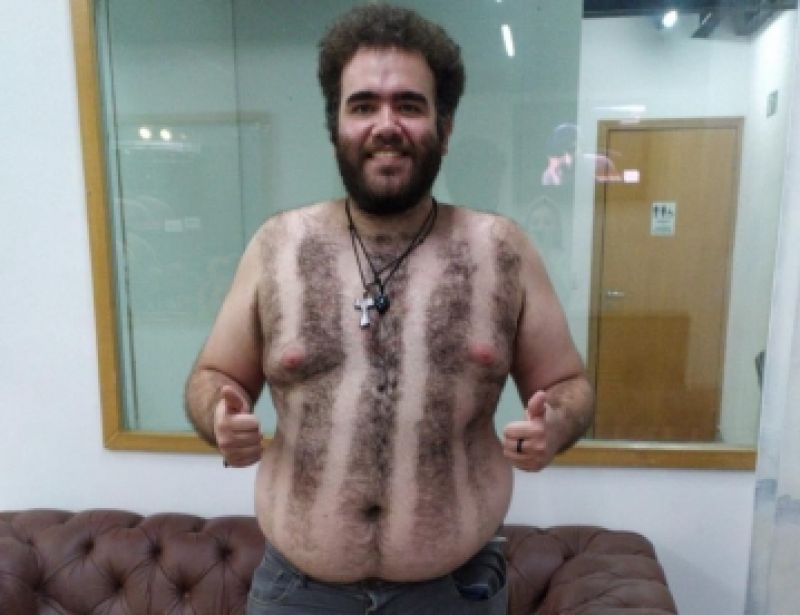 Arcoense que viralizou na rede ao improvisar camisa "inusitada" já foi locutor da Rádio PCN