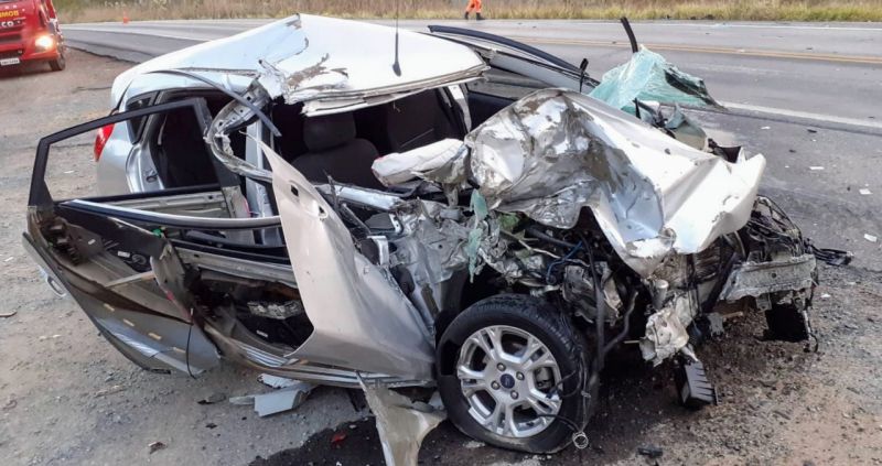 Acidente entre um caminhão e um carro deixa quatro feridos na BR 354 em Formiga