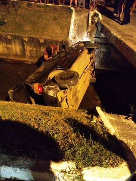 Veículo cai no canal da Avenida Sanitária em Arcos