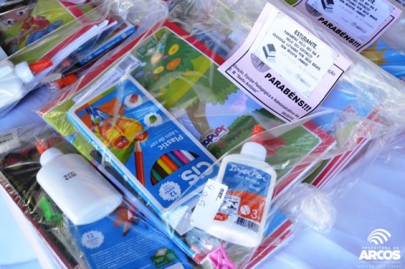 Alunos da rede municipal de ensino recebem Kit de Material Escolar