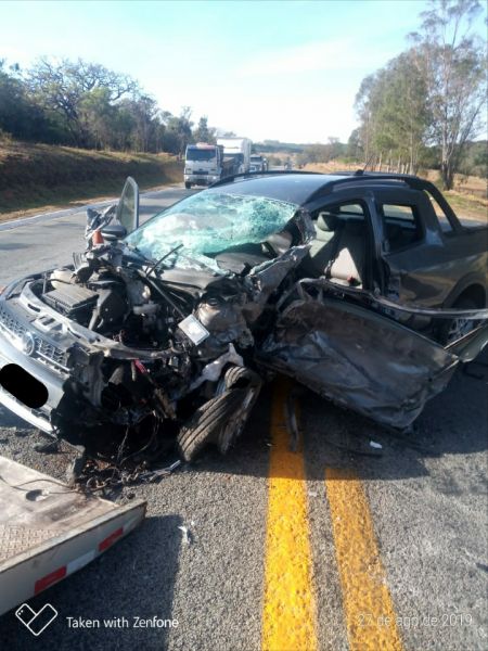 Em Formiga- Saveiro e Caminhão Mercedes batem de frente durante ultrapassagem