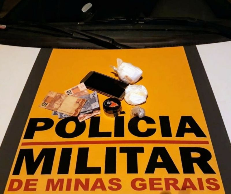 Cocaína e maconha são apreendidas com jovem de 23 anos durante abordagem na MG050 