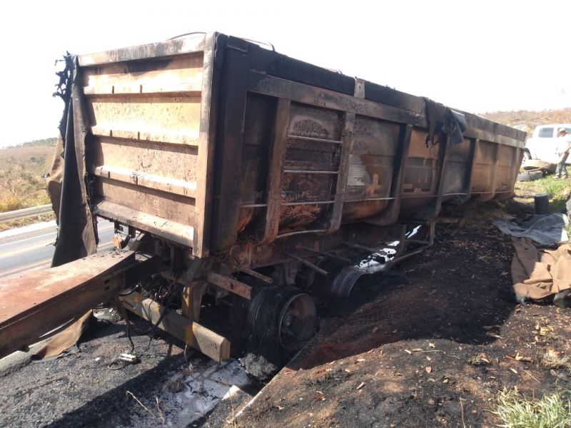 Rodas de bitrem que transportava grãos, pega fogo em Iguatama 