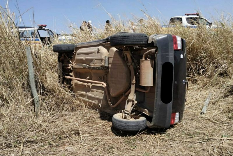 Condutor perde o controle, capota e deixa três vítimas levemente feridas