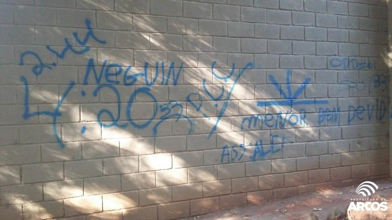 Vândalos picham paredes recém-pintadas do Ginásio Poliesportivo