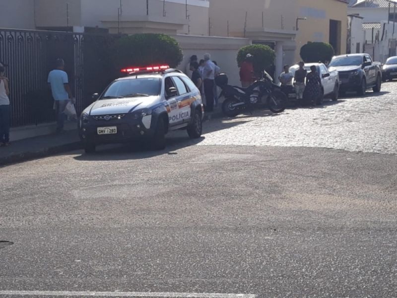 Ex-marido mata mulher a golpes de faca na porta de seu trabalho em Campo Belo