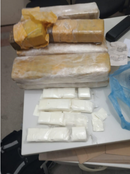 10 barras de maconha e pedras de crack foram encontradas em casa de homem que endolava drogas para vender