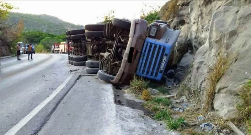 Carreta tomba e carga fica espalhada na pista na BR 354 em Formiga