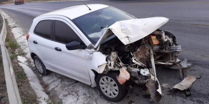 Mulher fica levemente ferida após colisão entre carro e carreta
