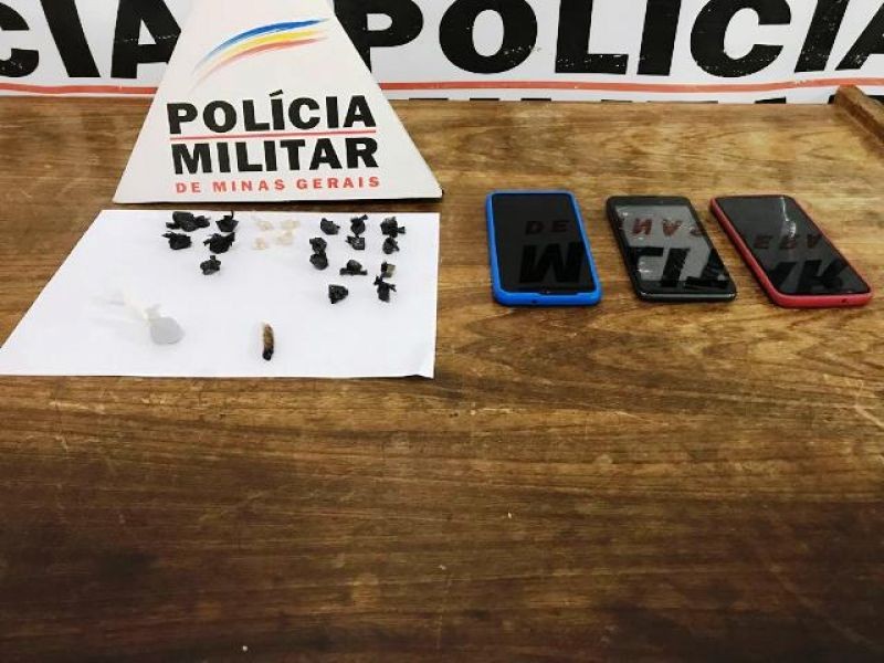 PM apreende 20 pedras de crack em Arcos. Quatro foram detidos