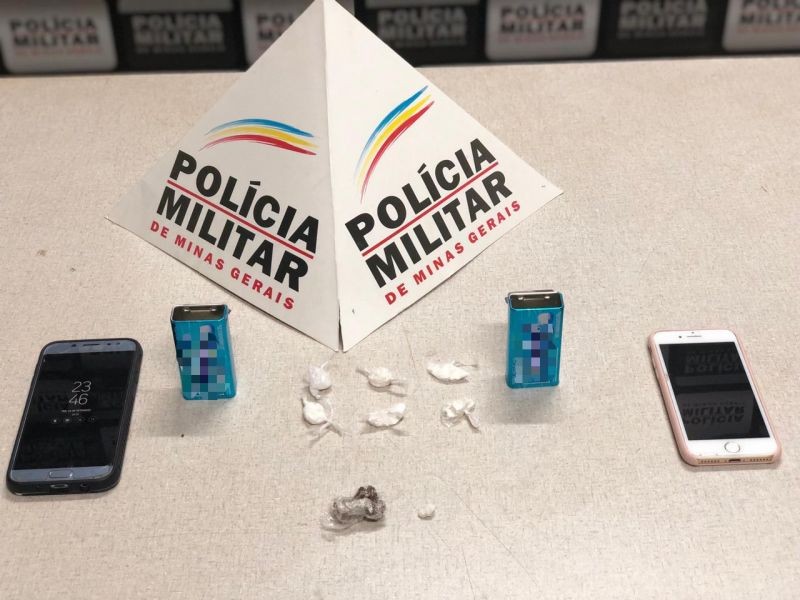 Em Abaeté – Policiais Militares prendem duas jovens por tráfico de drogas