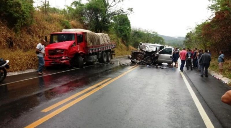 Homem de 52 anos fica preso as ferragens e sai gravemente ferido em acidente na BR-354
