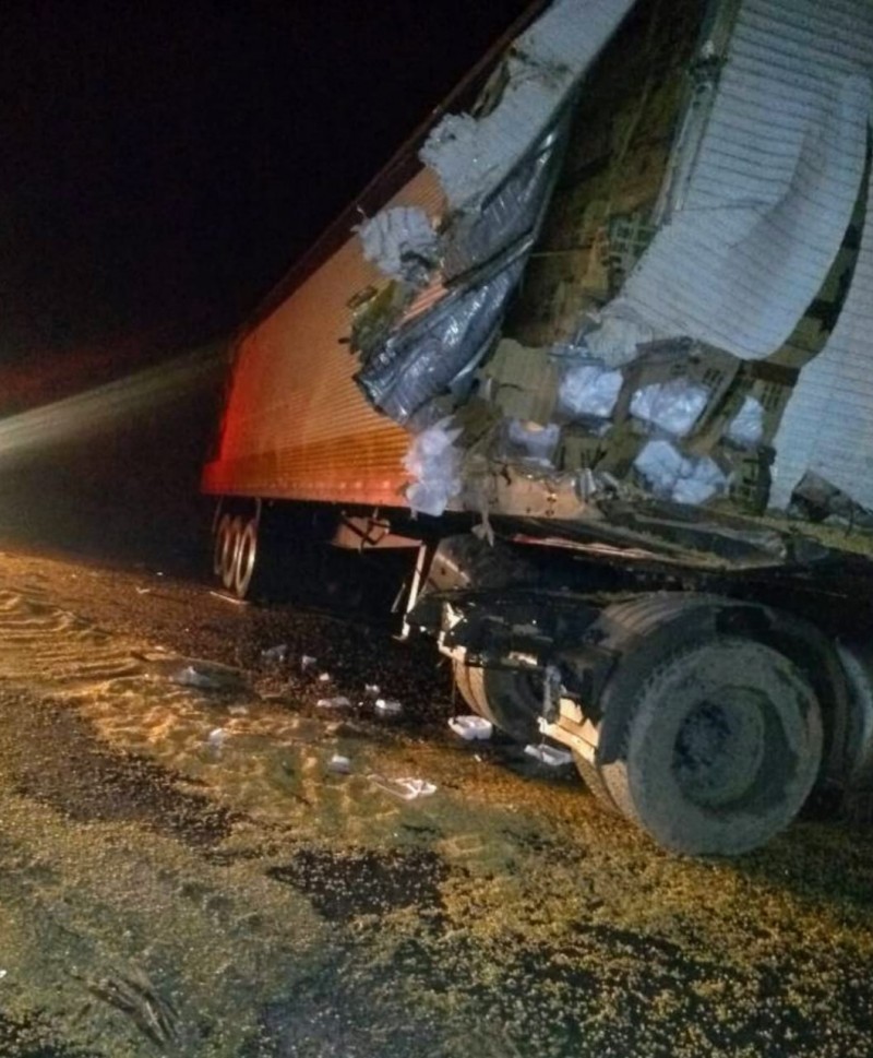 Colisão entre duas carretas carregadas de isopor e milho espalha cargas na pista na BR- 354