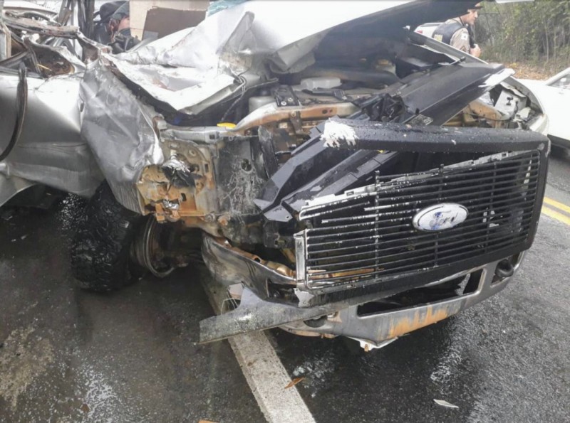 Acidente na MG 050 entre caminhonete e caminhão deixa vítima fatal