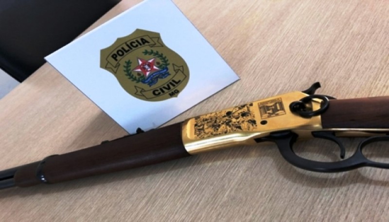 Arma banhada a ouro e avaliada em R$ 20 mil é apreendida pela Polícia em Minas
