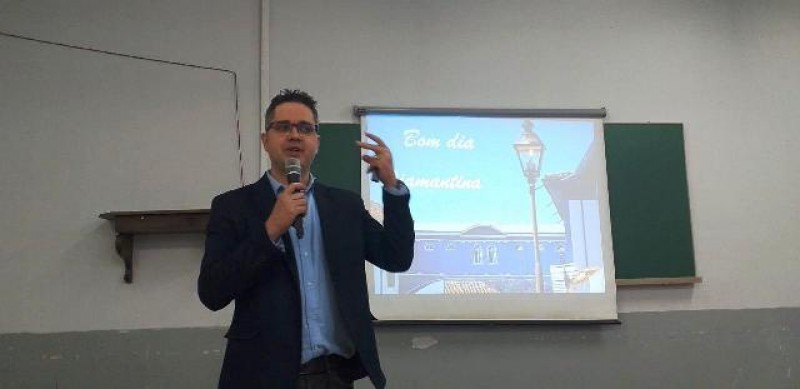 Dr. Fábio Teixeira participa de aula inaugural do Sistema Easy em Diamantina