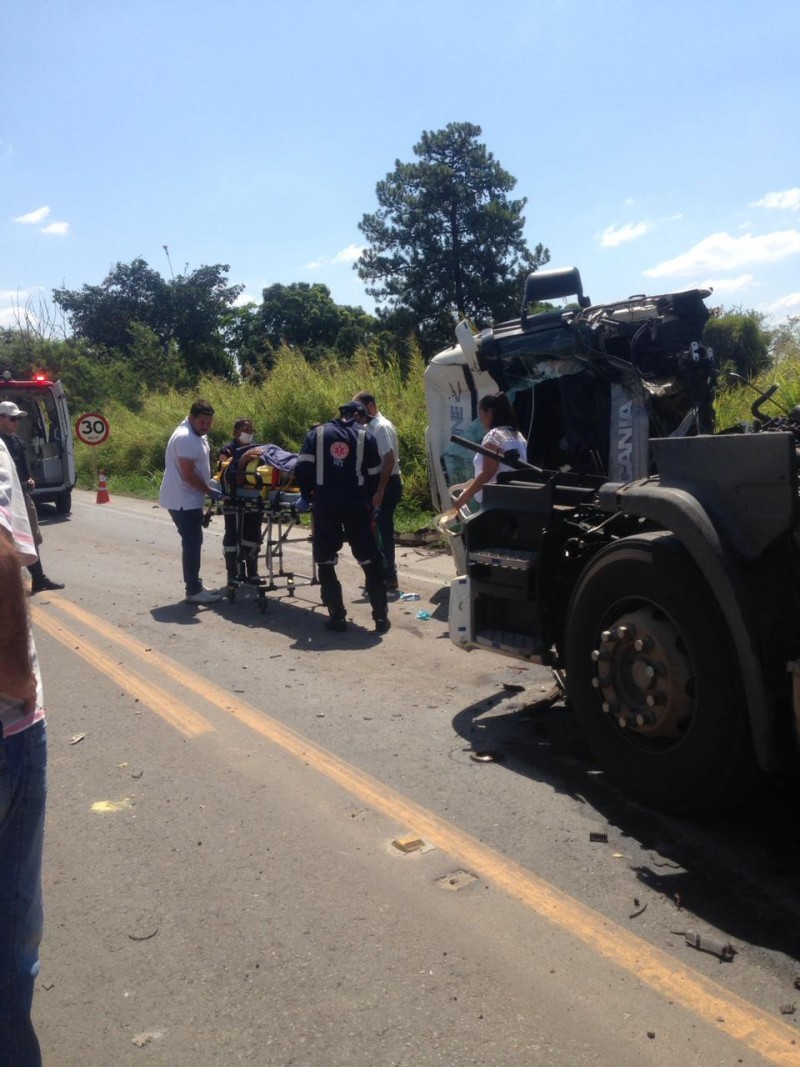 Grave acidente entre duas carretas na BR-354 em Arcos