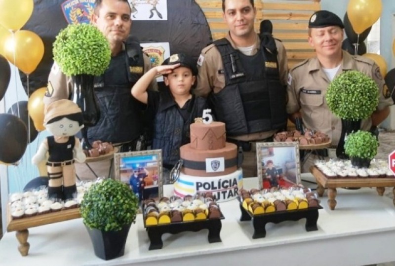 Policiais de Formiga surpreendem crianças de 5 anos com festa de aniversário