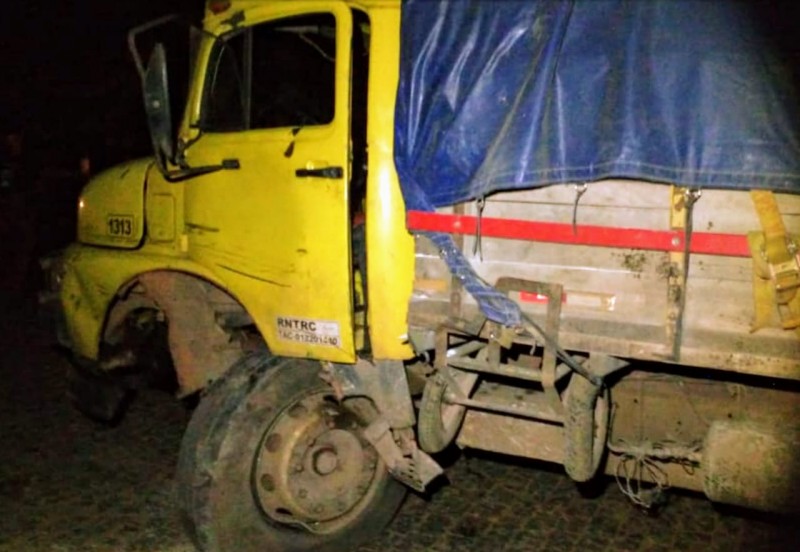 Caminhão carregado de cal, carreta carregada de silo e uma carreta graneleira se envolvem em batida na BR-354 em Arcos