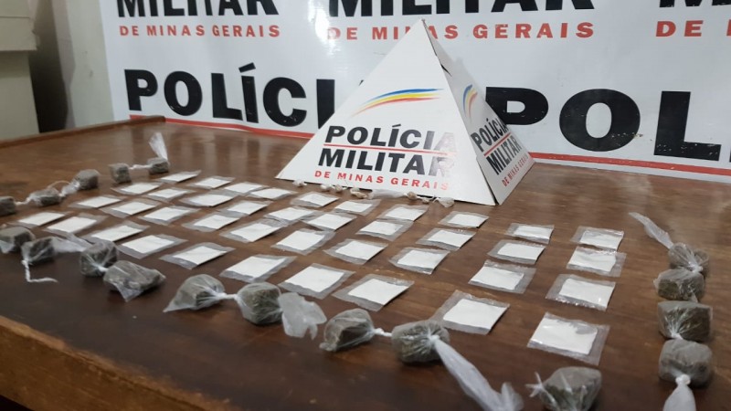 Homens são presos em Arcos com crack, cocaína e maconha escondidas no assoalho do carro