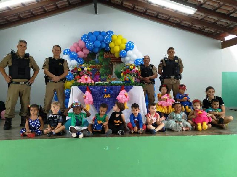Militares de Arcos apadrinham crianças de creche municipal