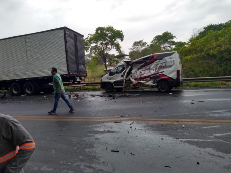 Mais um acidente na BR-354 envolve dois caminhões e uma van em Arcos