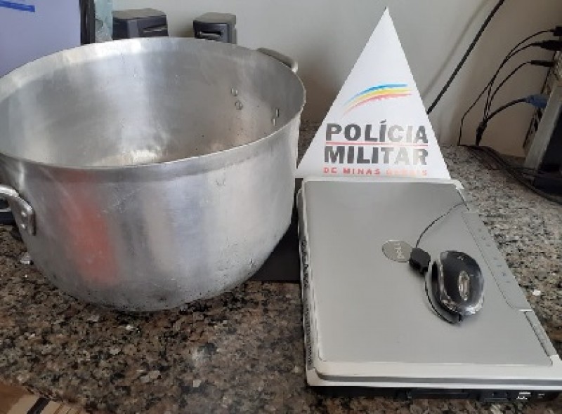 Em Formiga: Jovem furta panela de entidade filantrópica e esconde notbook atrás de túmulo em um cemitério