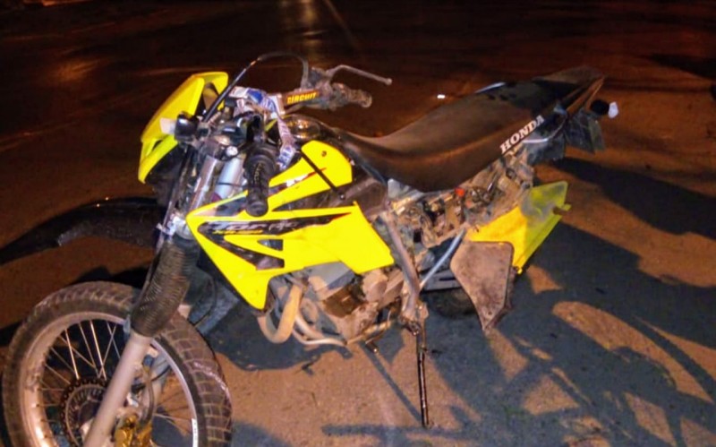 Acidente entre moto e carro em Arcos