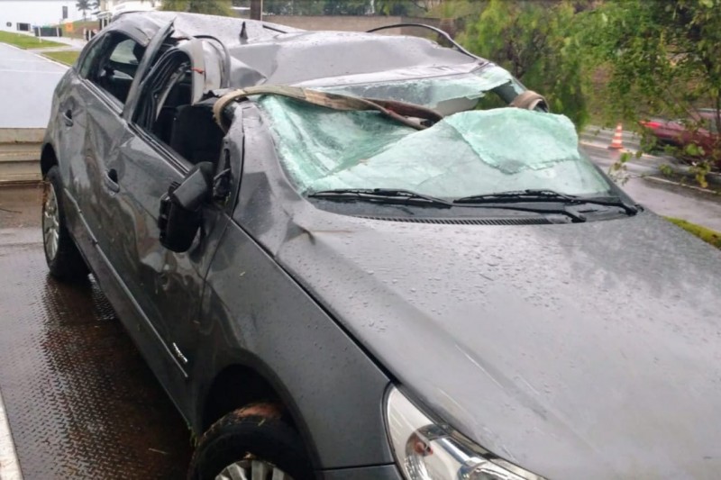 Ultrapassagem termina em carro caído no abismo em Formiga