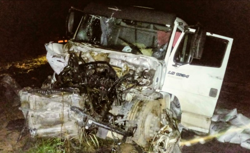 Uma carreta e um caminhão Mercedes Benz colidem de frente após ultrapassagem em local proibido em iguatama