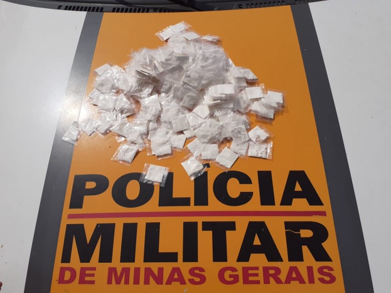 Em Formiga - Polícia Rodoviária apreende 280 papelotes de cocaína
