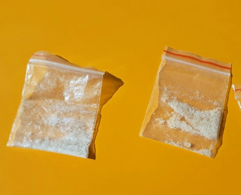 Polícia Rodoviária aborda veículo e encontra papelotes de ecstasy  com jovens