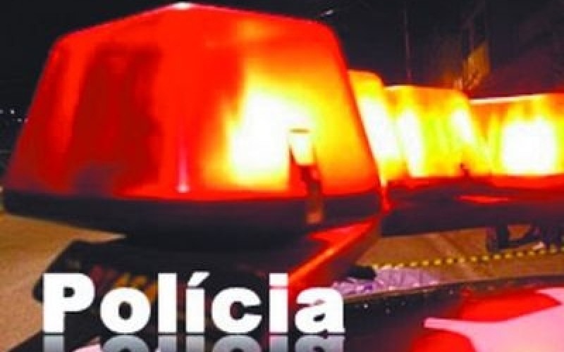 Jovem esfaqueia o namorado após ser agredida
