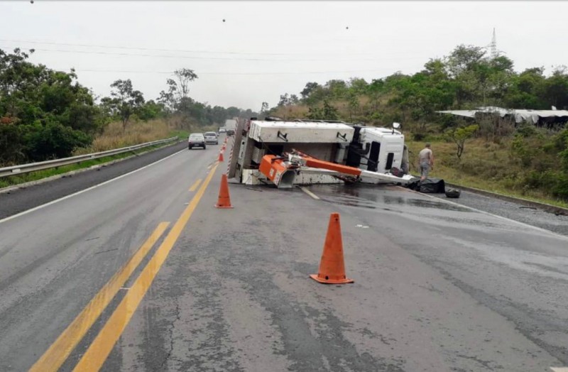 Em Arcos - Caminhão tomba na BR 354