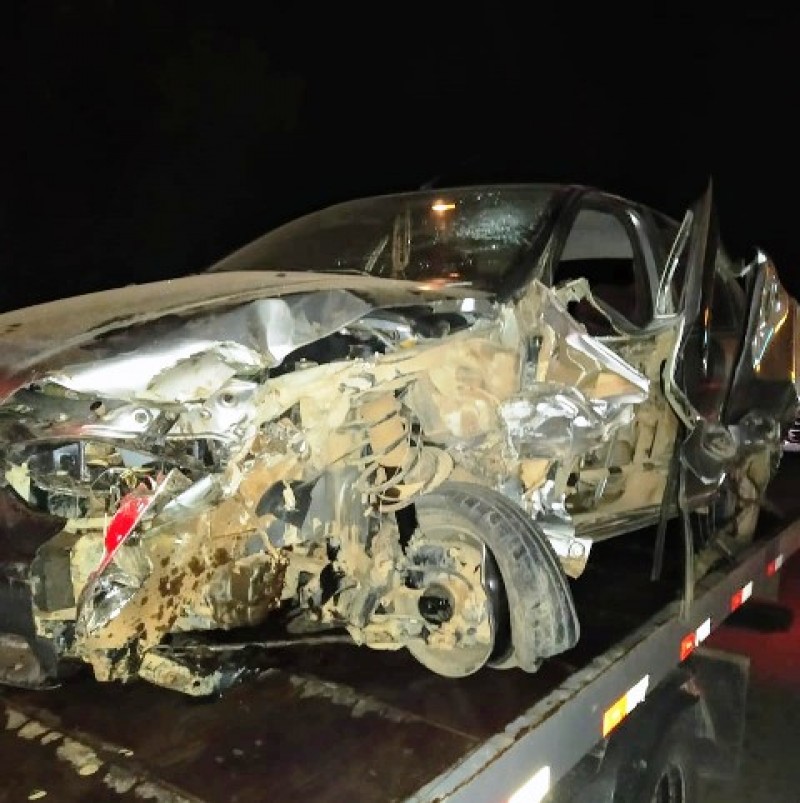 Motorista cochila no volante, invade pista contrária e atinge bitren em Formiga