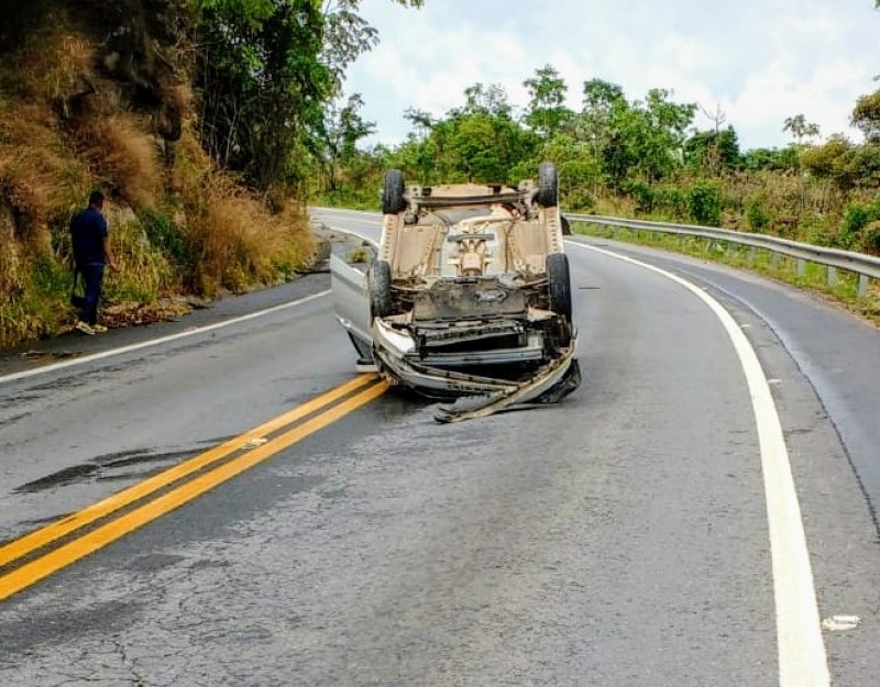 Em Formiga - Motorista perde controle de carro devido à pista molhada e capota na BR354