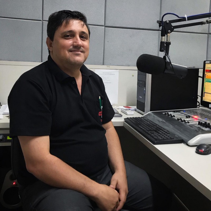 Dia dos donos das vozes que marcam gerações: Dia do Radialista com Anderson Di Oliveira
