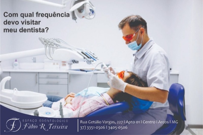 Com qual frequência devo visitar meu dentista?