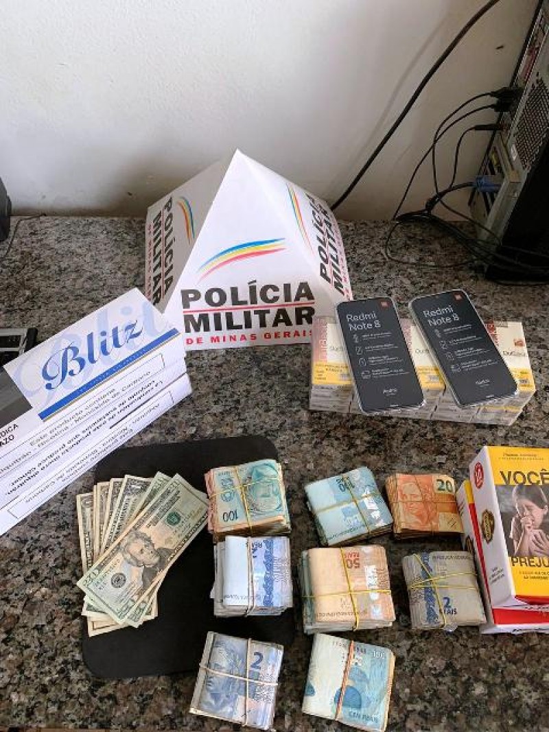Maços de cigarros e aparelho telefônicos contrabandeados são apreendidos em Formiga