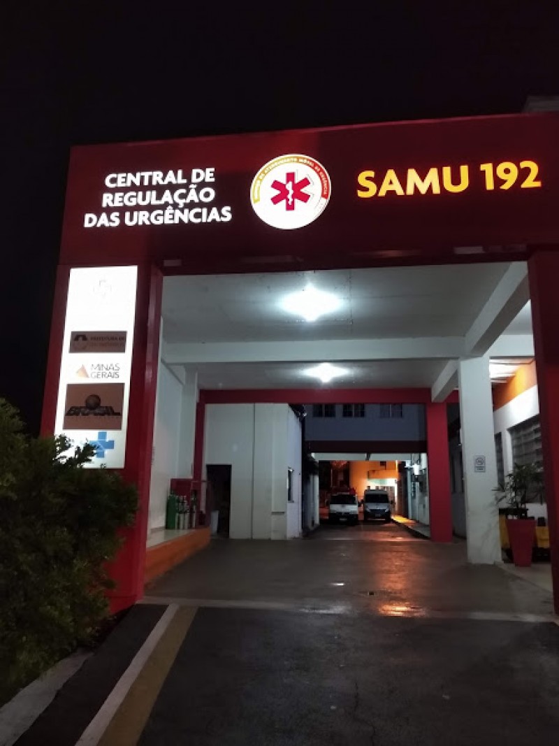 Condutor morre carbonizado após carro bater em uma árvore em Divinópolis