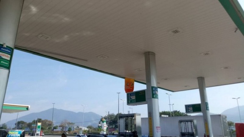 Dois homens em um carro roubado assaltam posto de combustível em Formiga