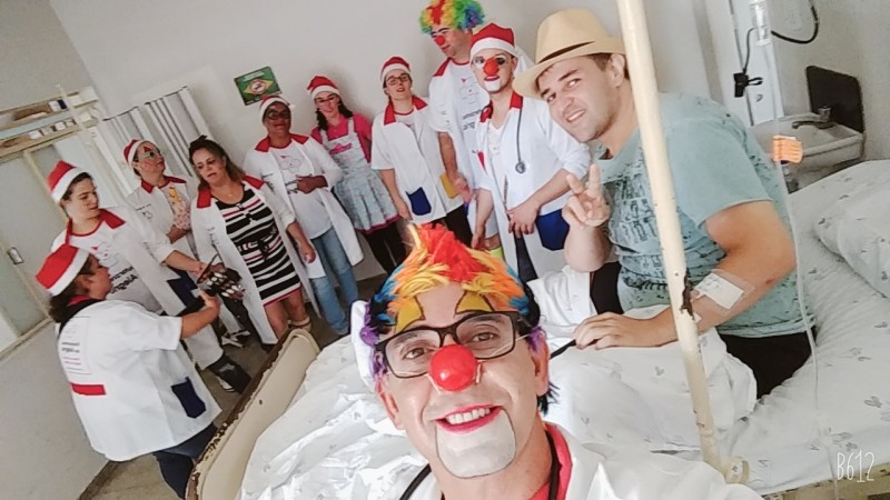Já pensou em palhaços que além da alegria levam marmitas e músicas para o próximo? Em Arcos tem!
