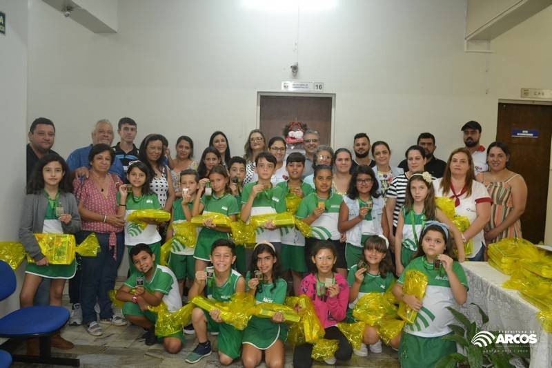 Alunos do 4º e 5º ano da rede municipal recebem medalhas pelo destaque na OBMEP 2019